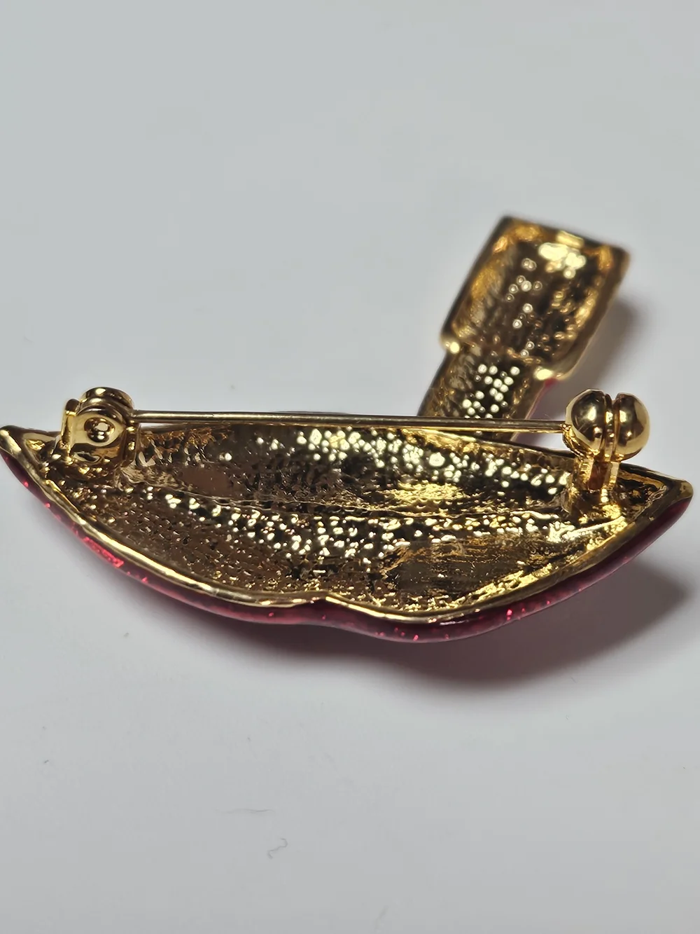 Red Lipstick & Rhinestone Lip Brooch – Bold Red Enamel Accent
